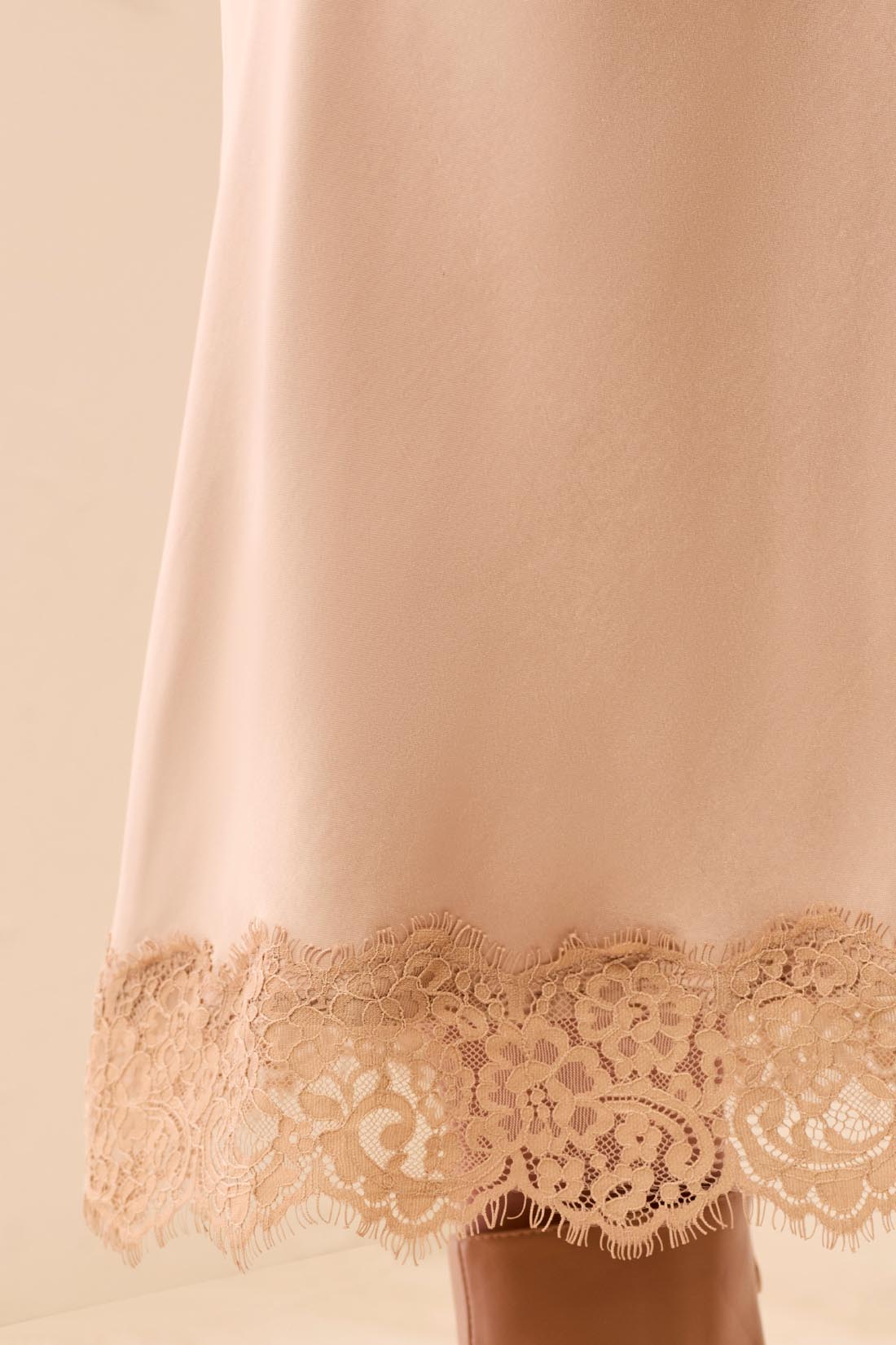 Jupe satinée à ourlet en dentelle beige