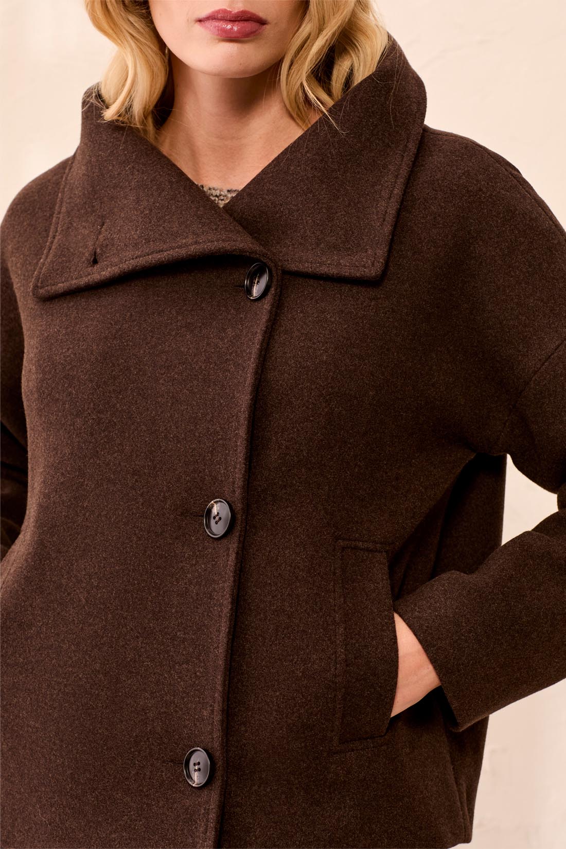 Veste courte en lainage brun chocolat
