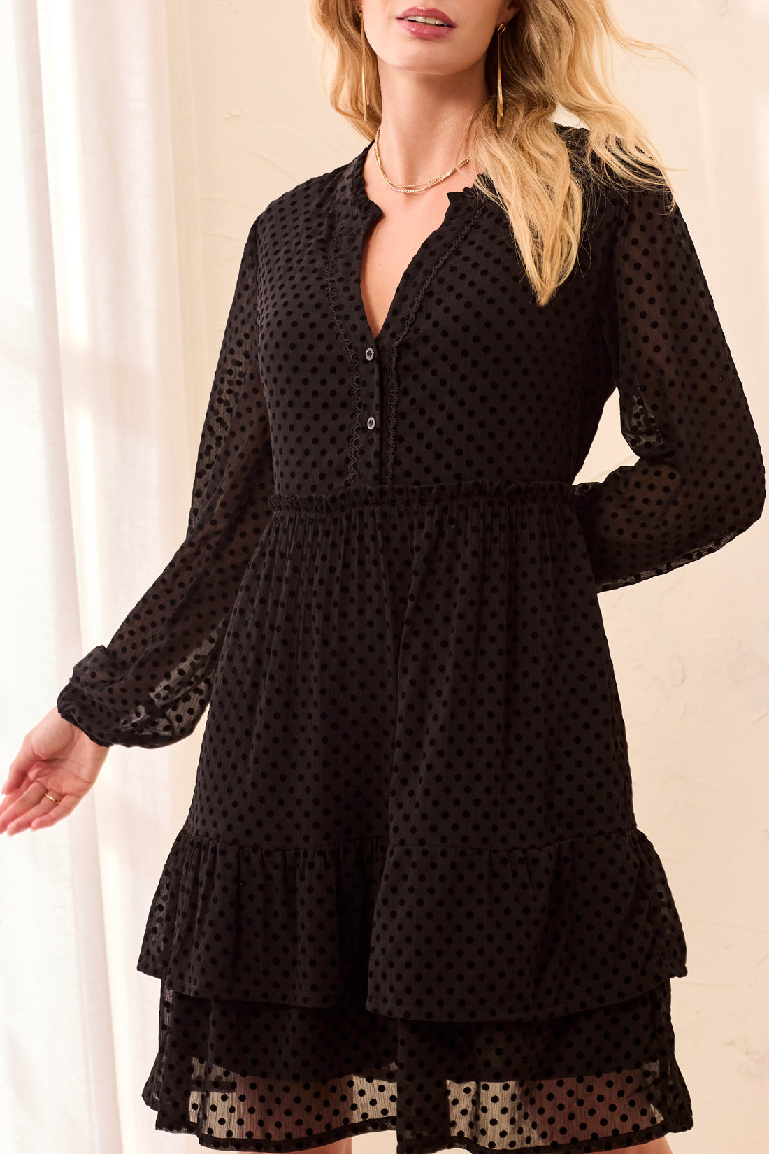 Robe noire à pois avec volants