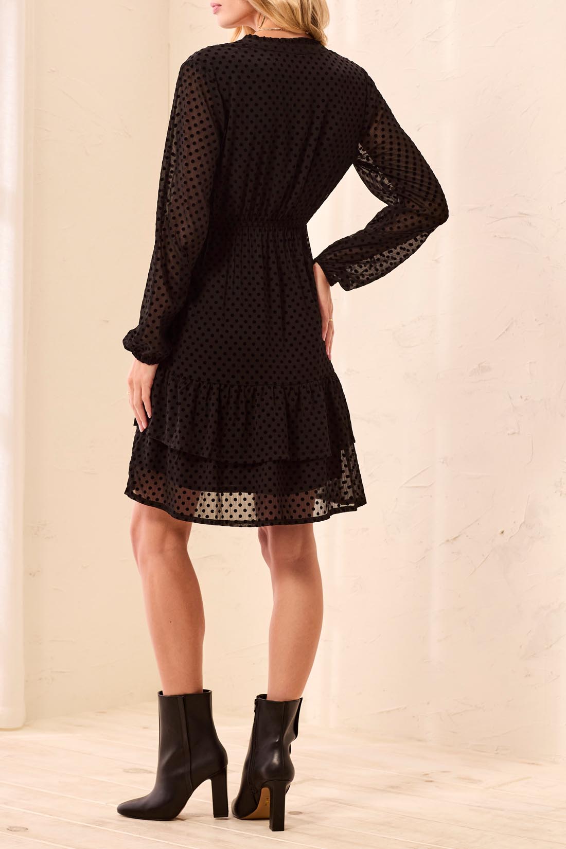 Robe noire à pois avec volants