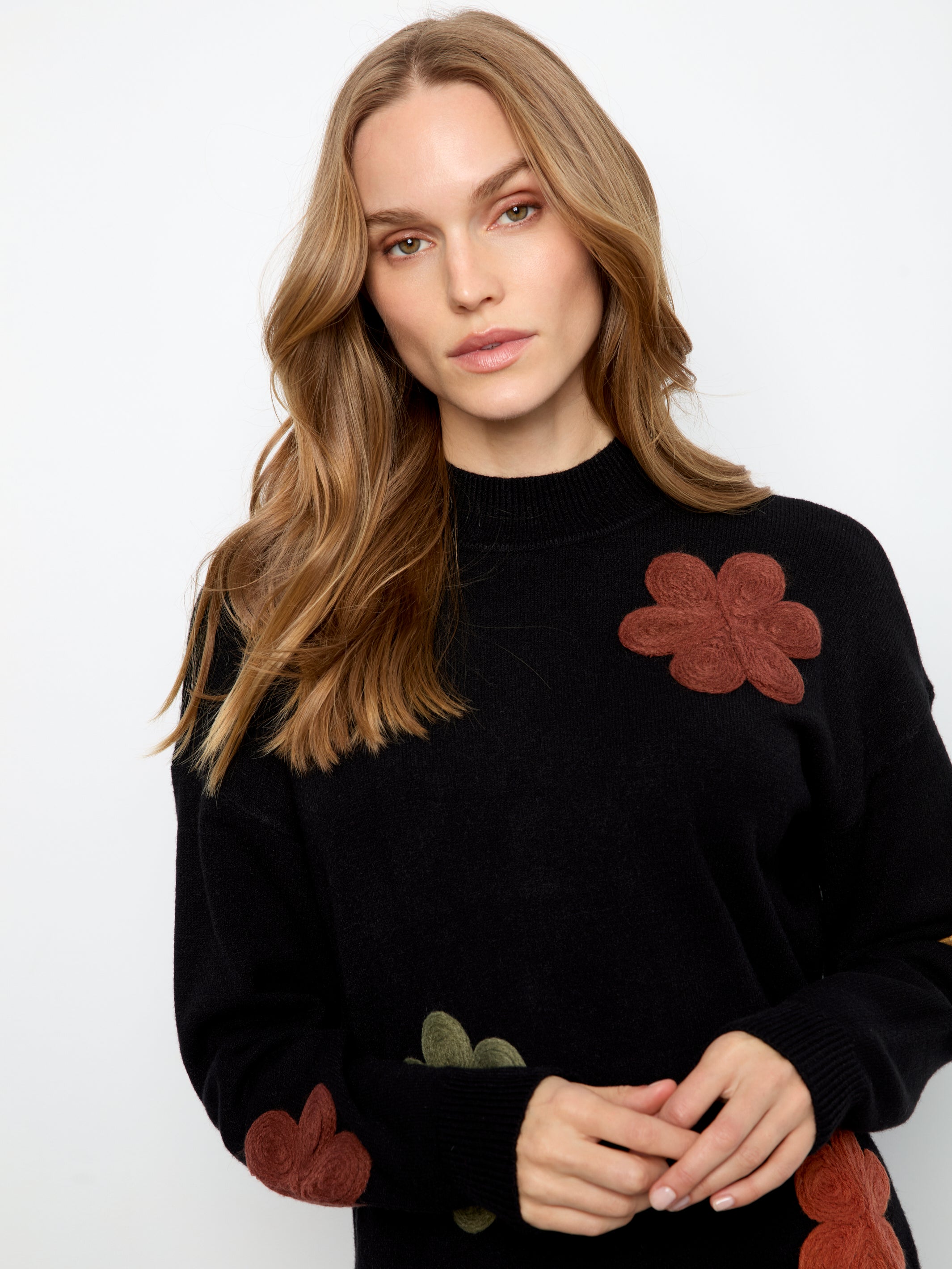 Chandail floral avec appliqué noir