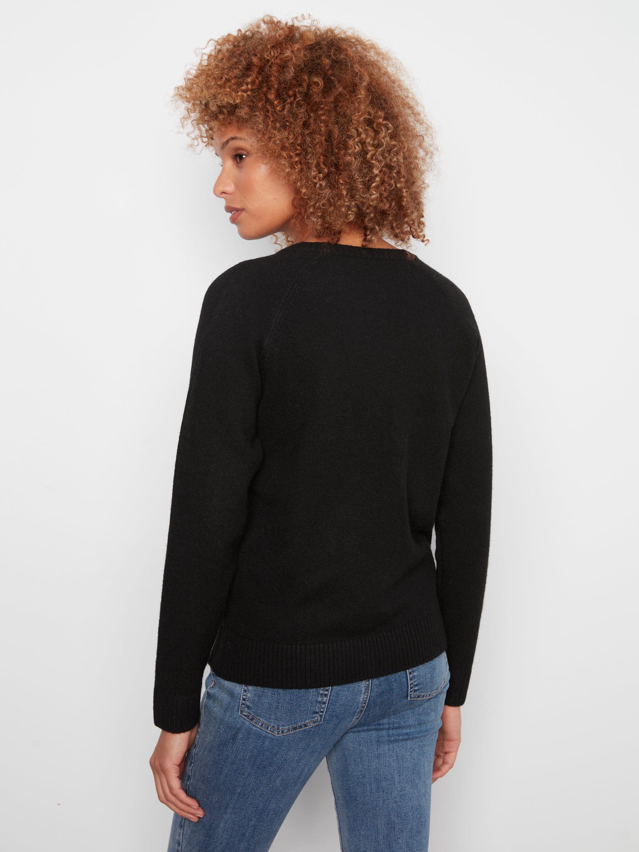 Pull noir à col rond et fleur brodée
