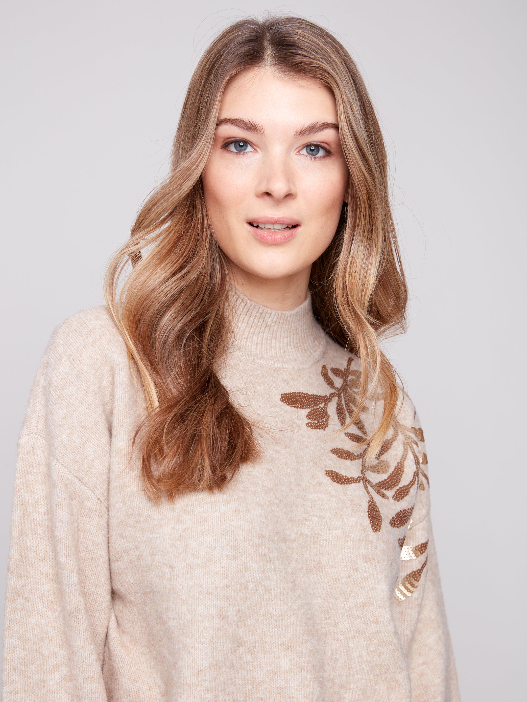 Chandail avec broderie, choix de couleurs