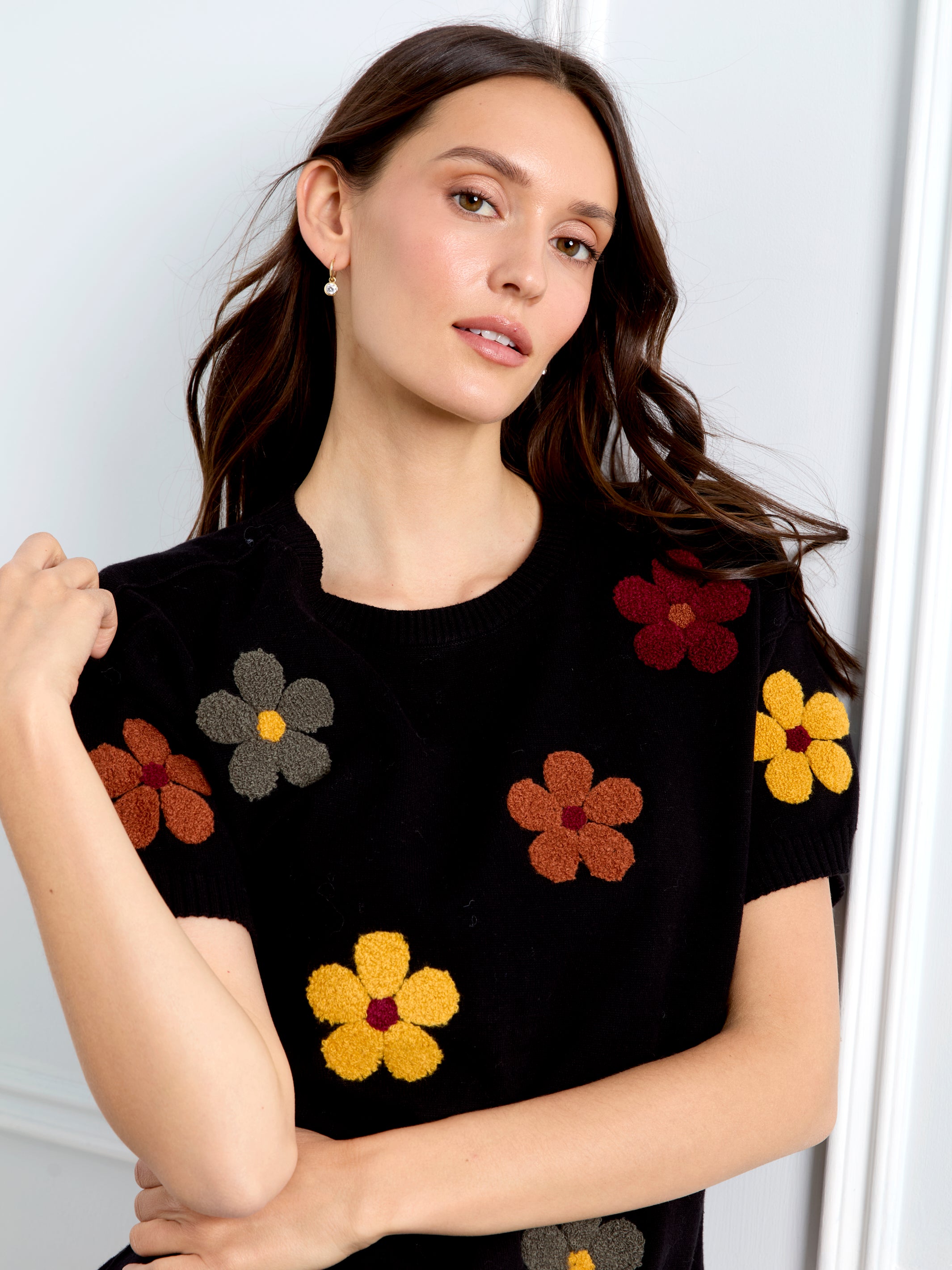 T-shirt noir à fleurs multicolores
