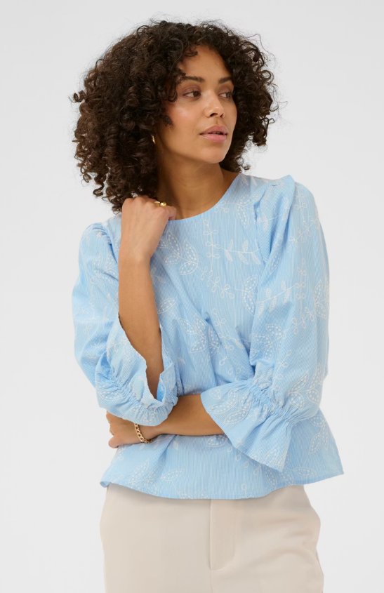 Kaffe | Blouse KAmarlee  - Couleur Chalk Blue Embroidery