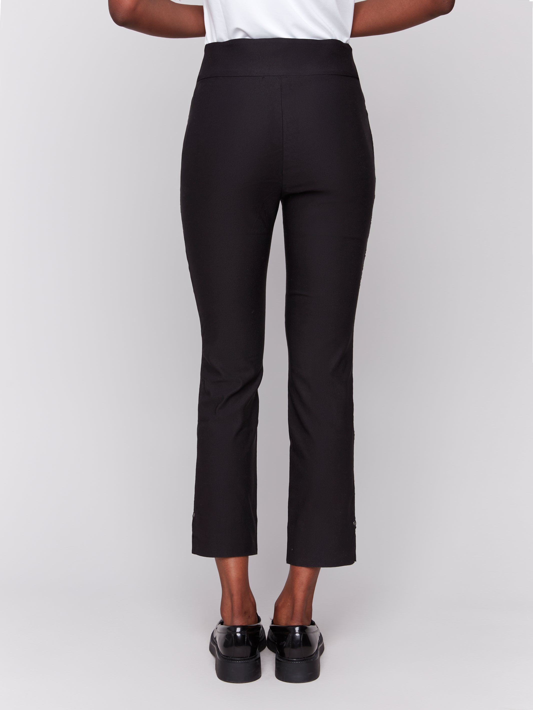 Pantalon noir à la cheville