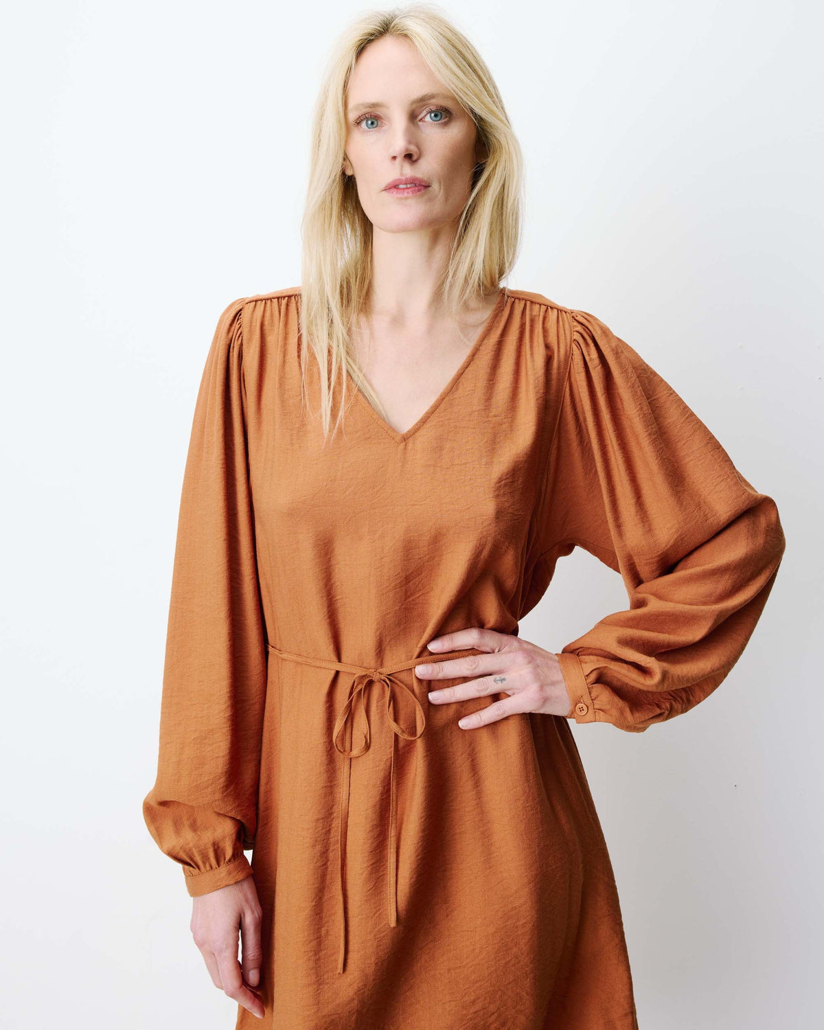 Robe camel à encolure en V Alienor