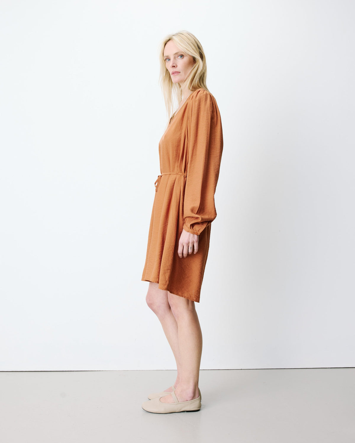 Robe camel à encolure en V Alienor