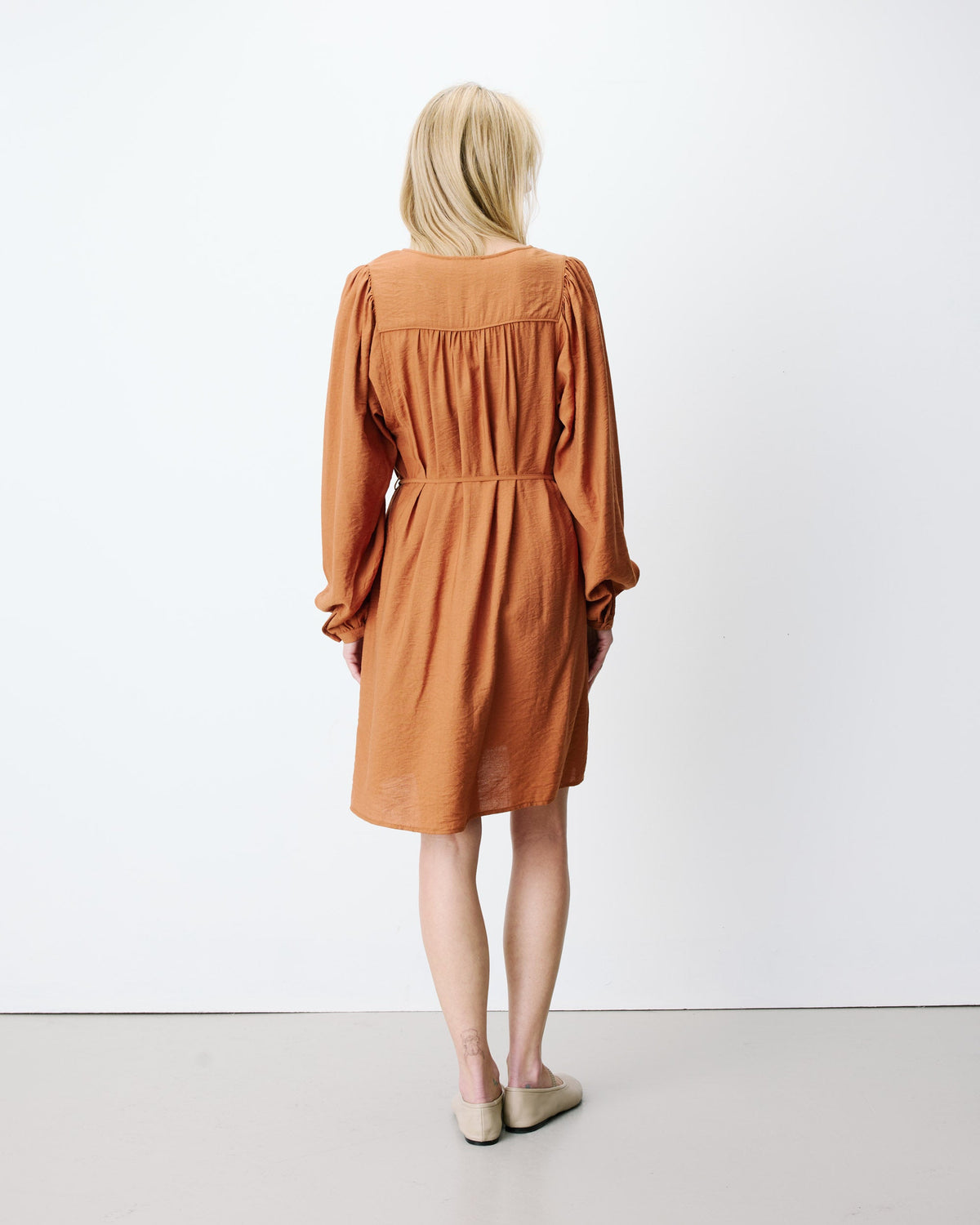 Robe camel à encolure en V Alienor