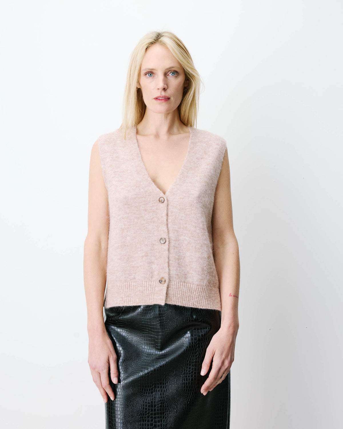 Camisole boutonnée à col en V Nars couleur beige