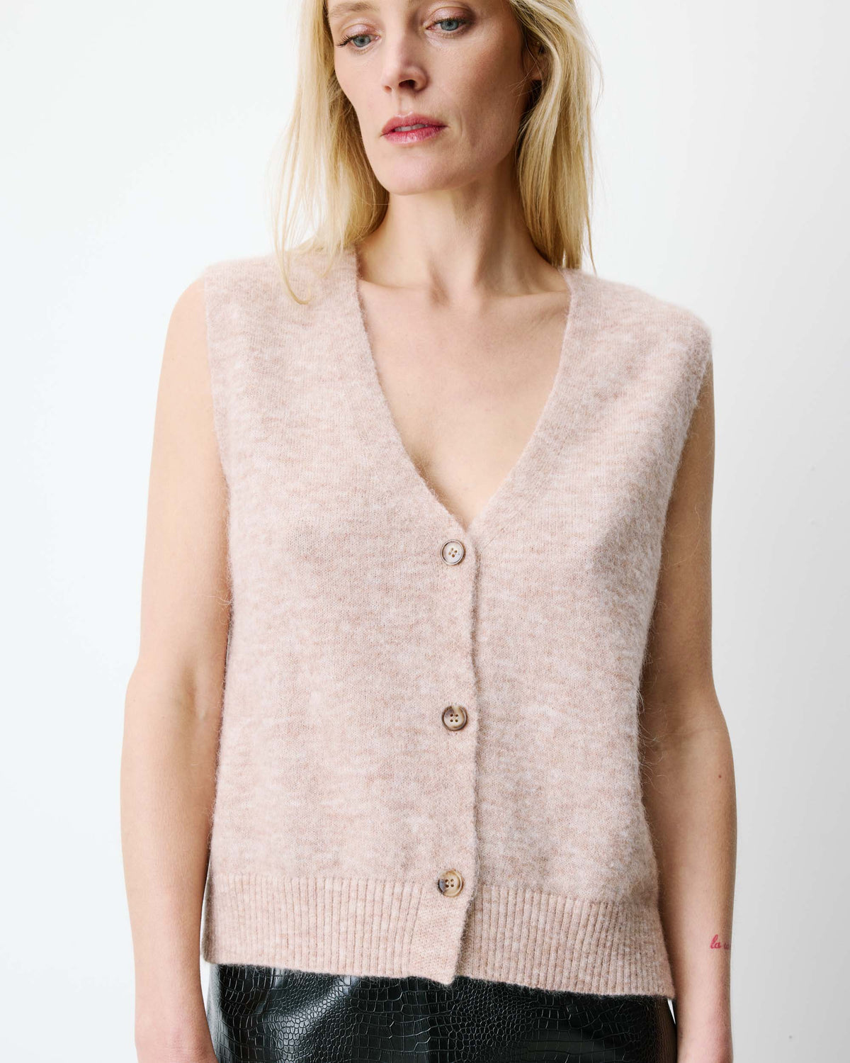 Camisole boutonnée à col en V Nars couleur beige