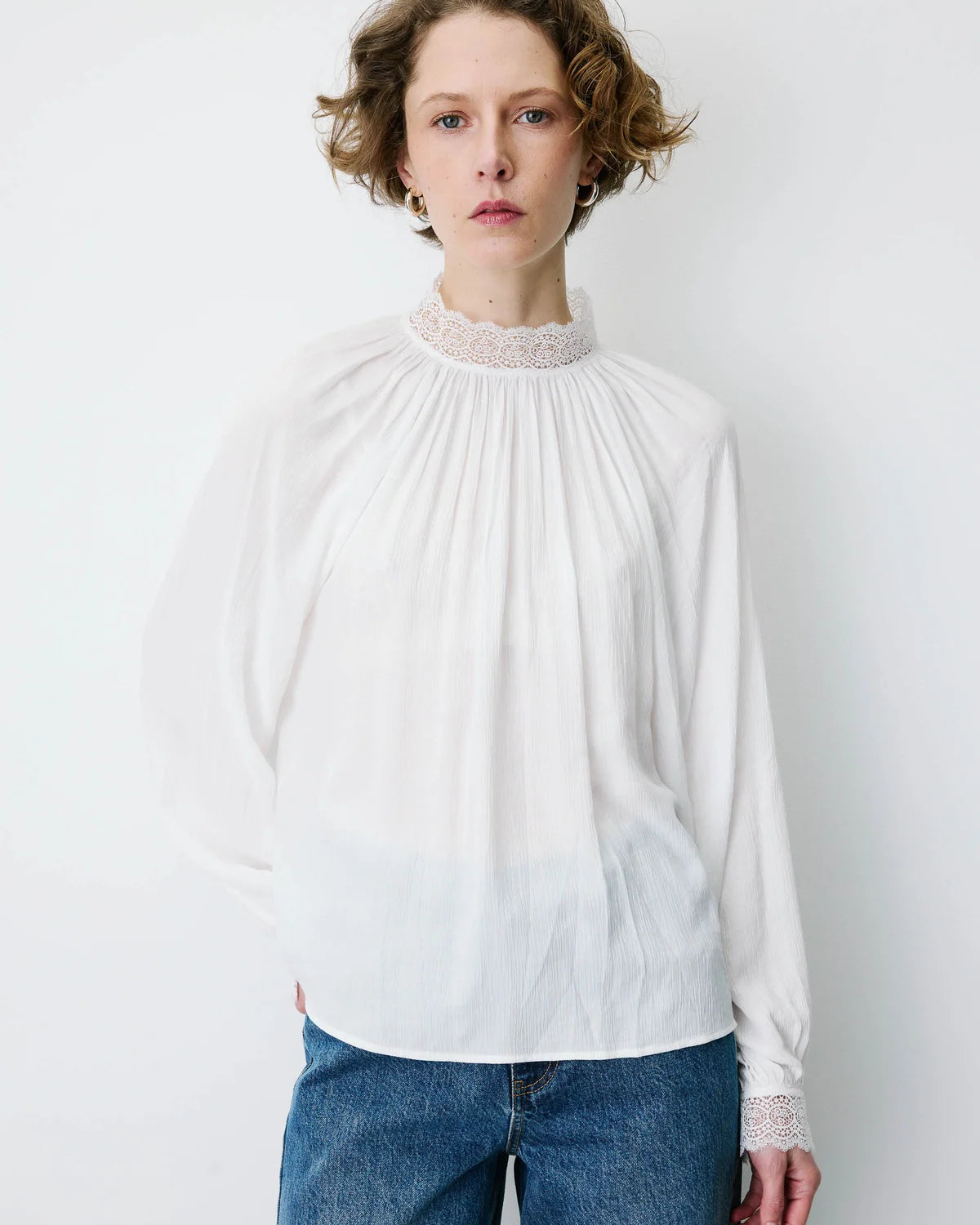 Blouse ivoire à col en dentelle