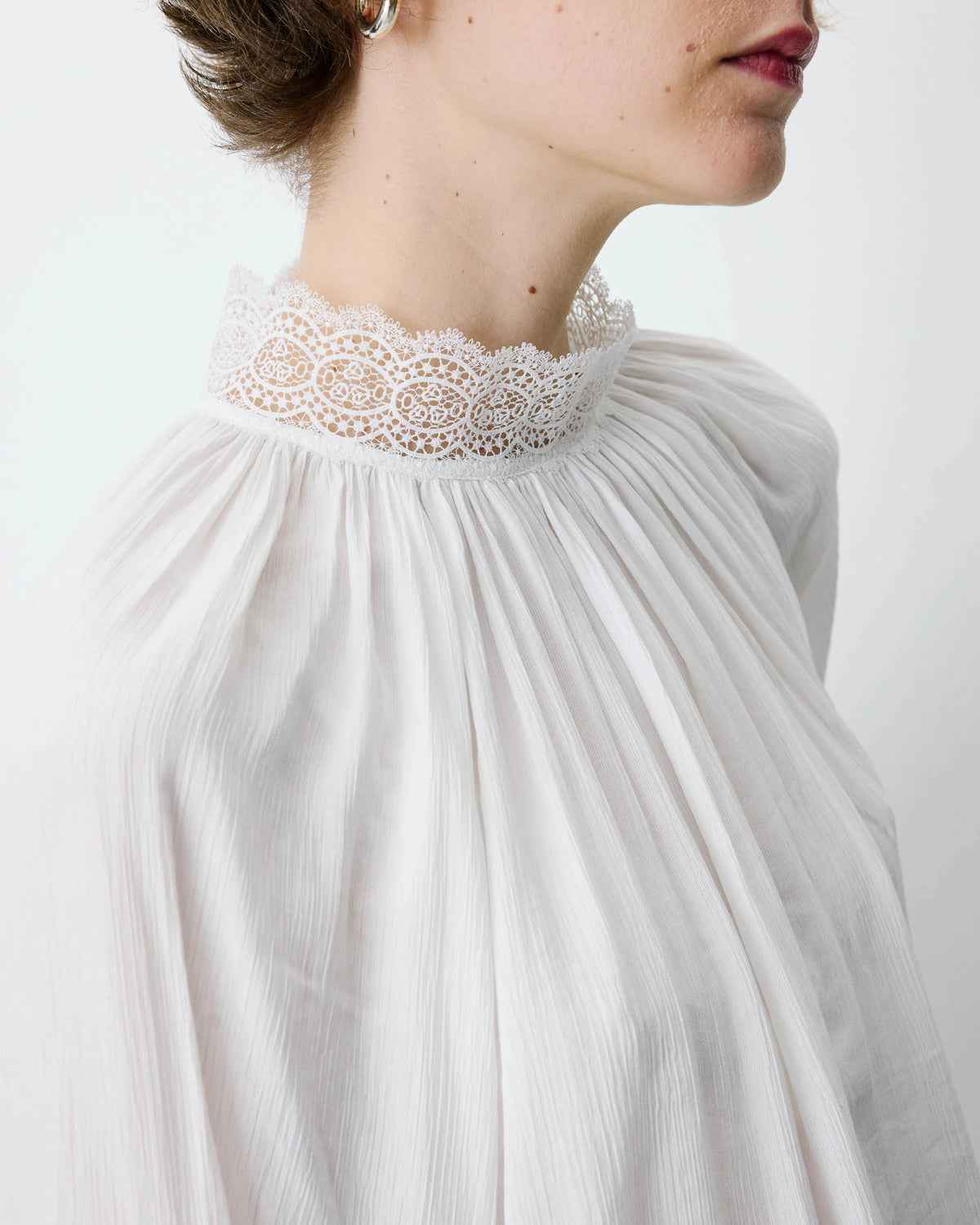 Blouse ivoire à col en dentelle