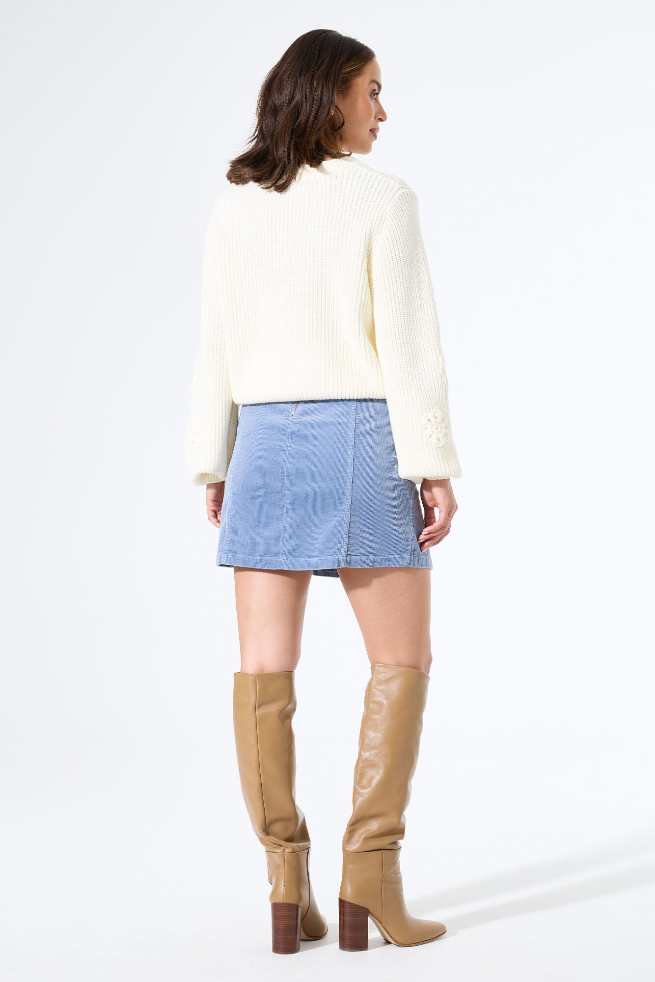 Tricot fleurs aux manches