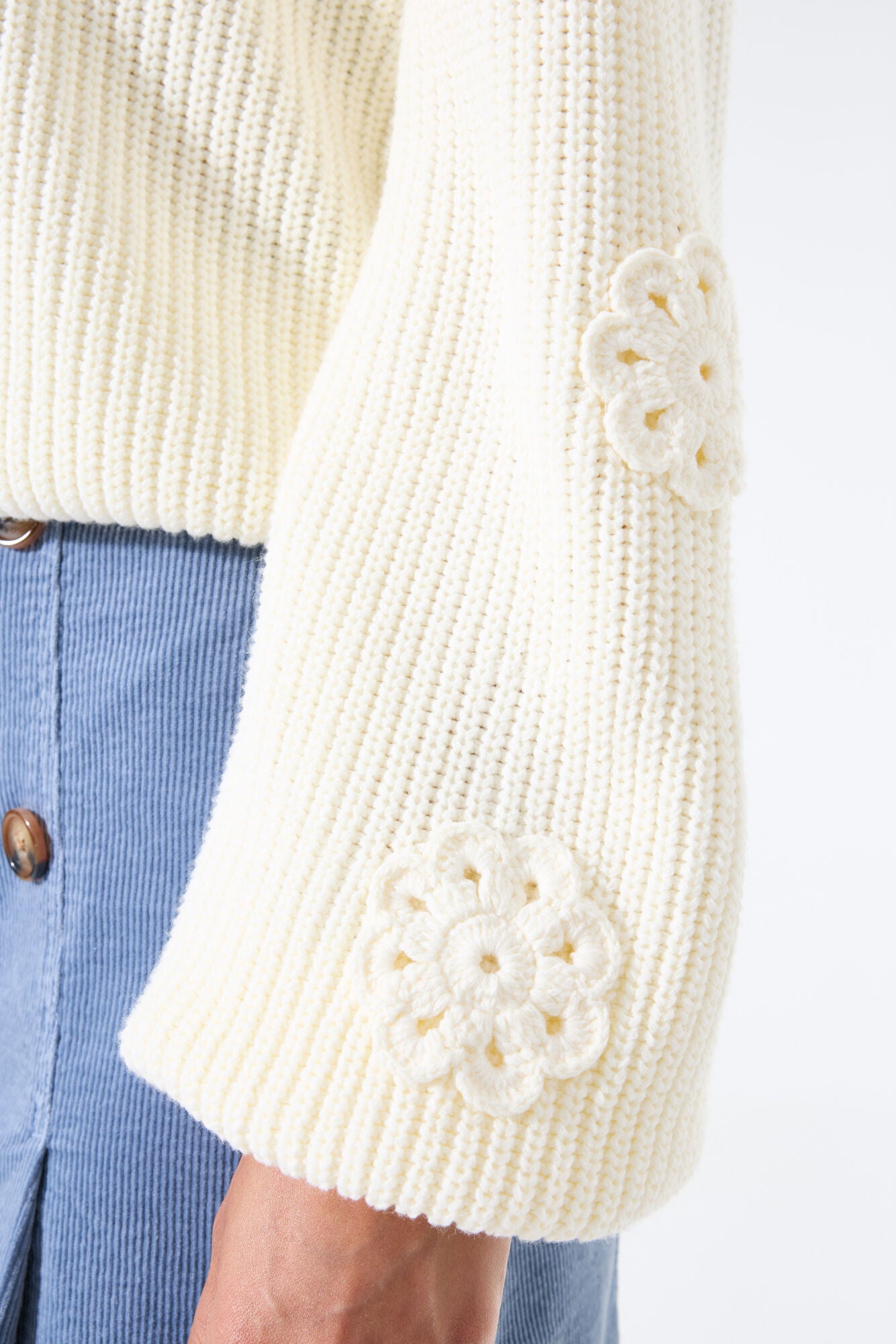 Tricot fleurs aux manches