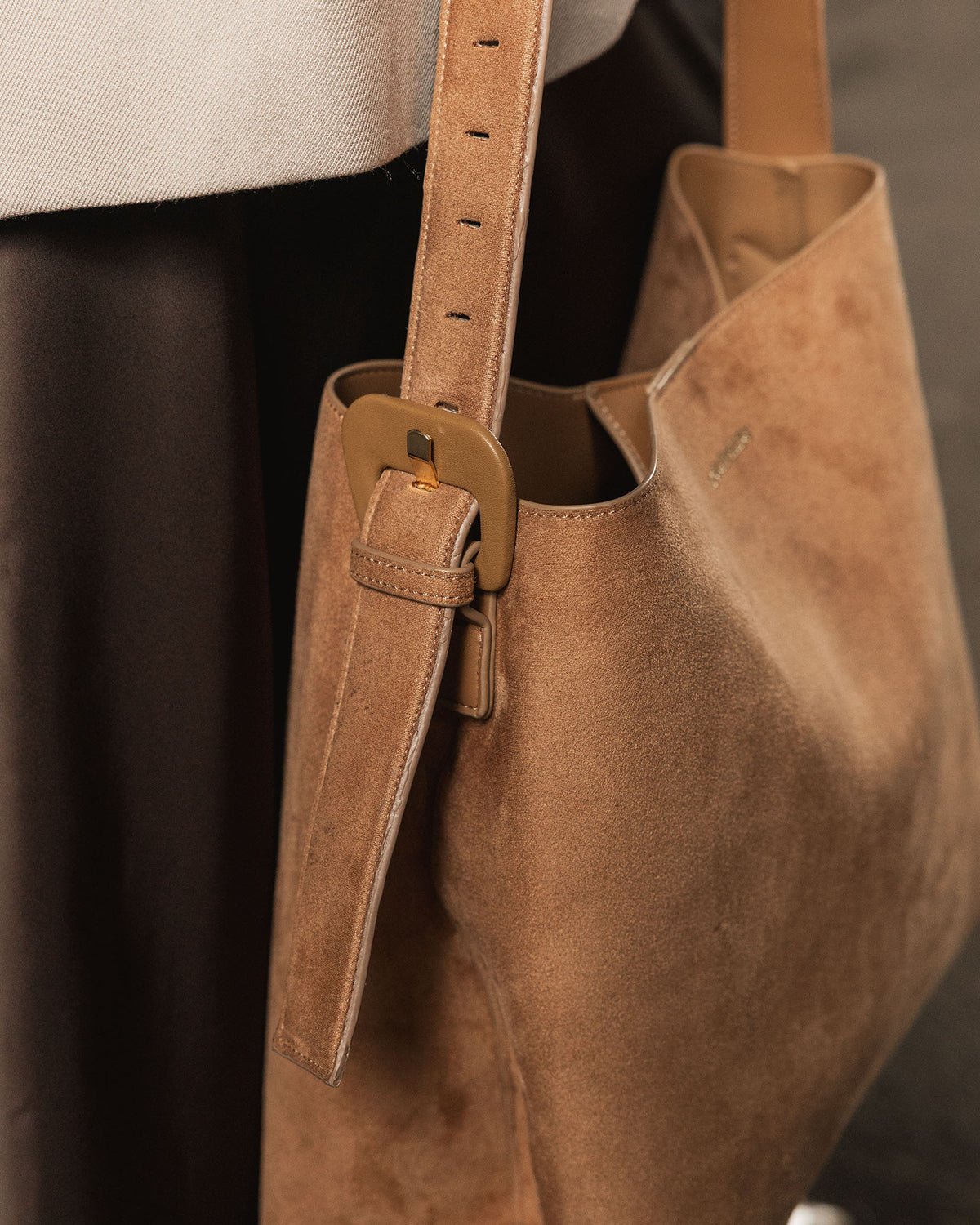 Sac à bandoulière en suède végan couleur miel