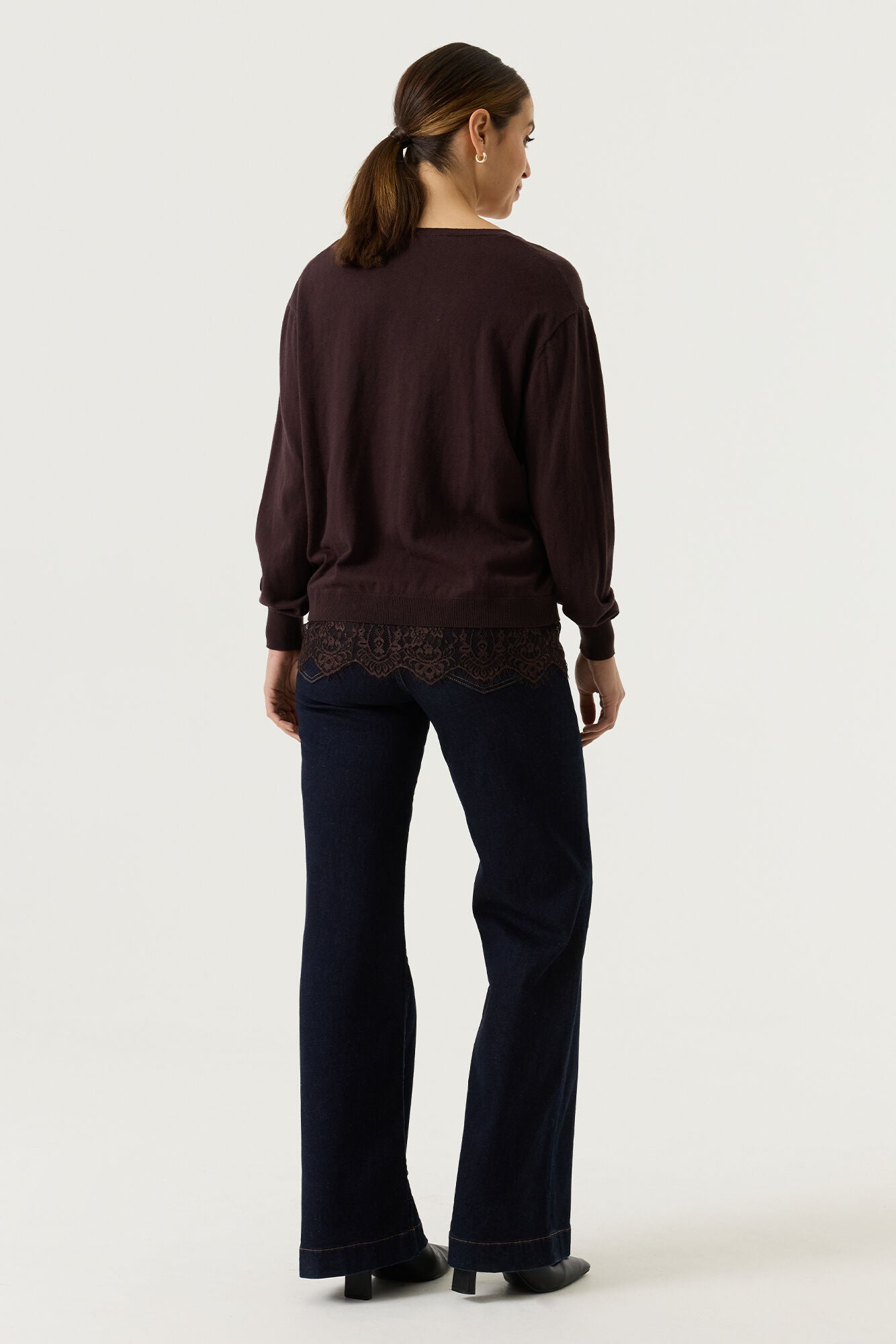 Pull à col en V brun chocolat ourlet dentelle