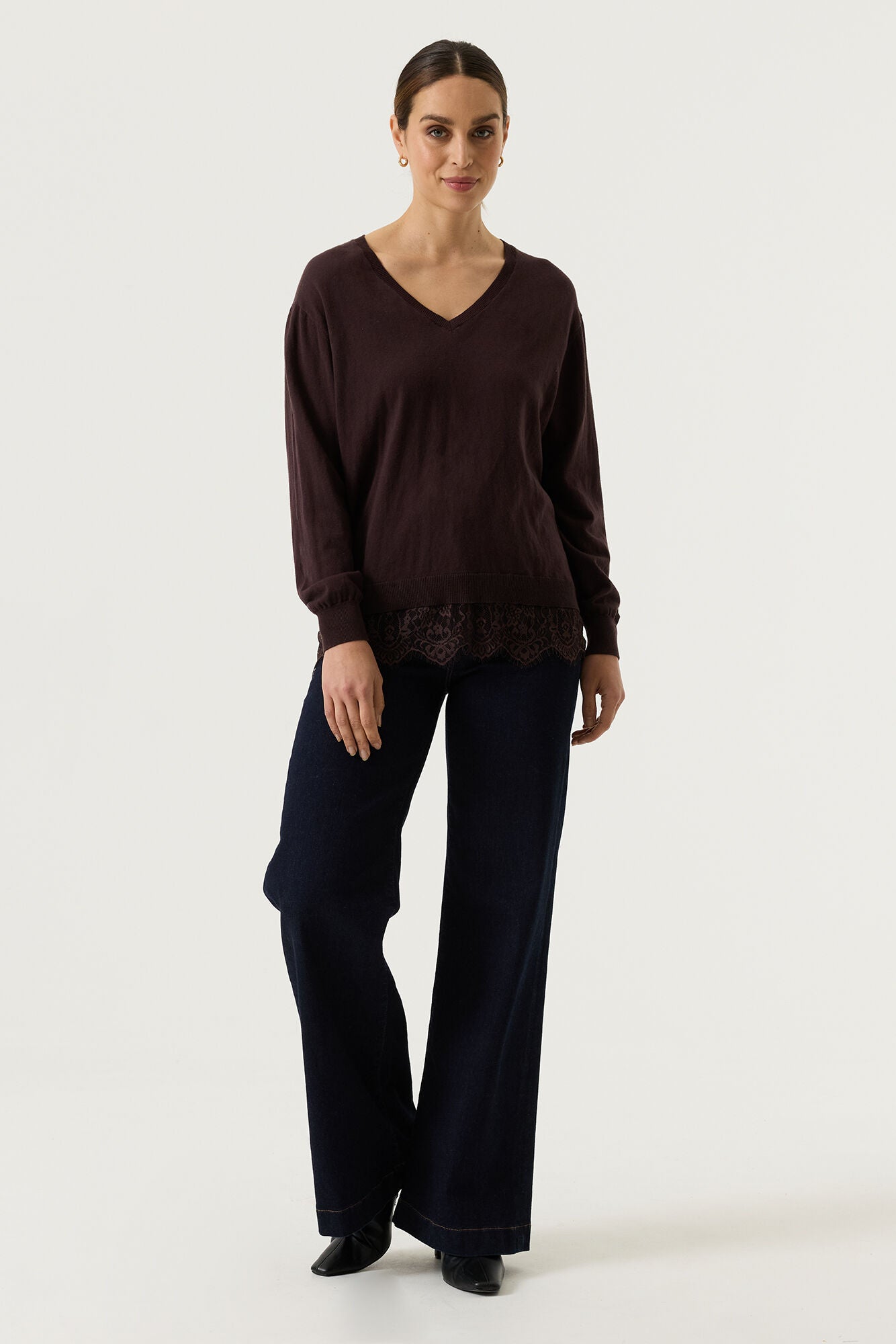 Pull à col en V brun chocolat ourlet dentelle