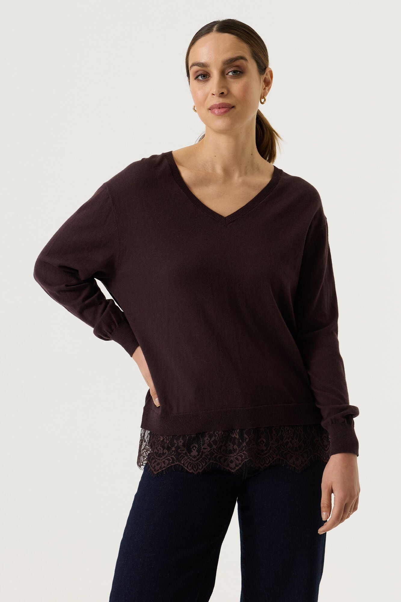 Pull à col en V brun chocolat ourlet dentelle