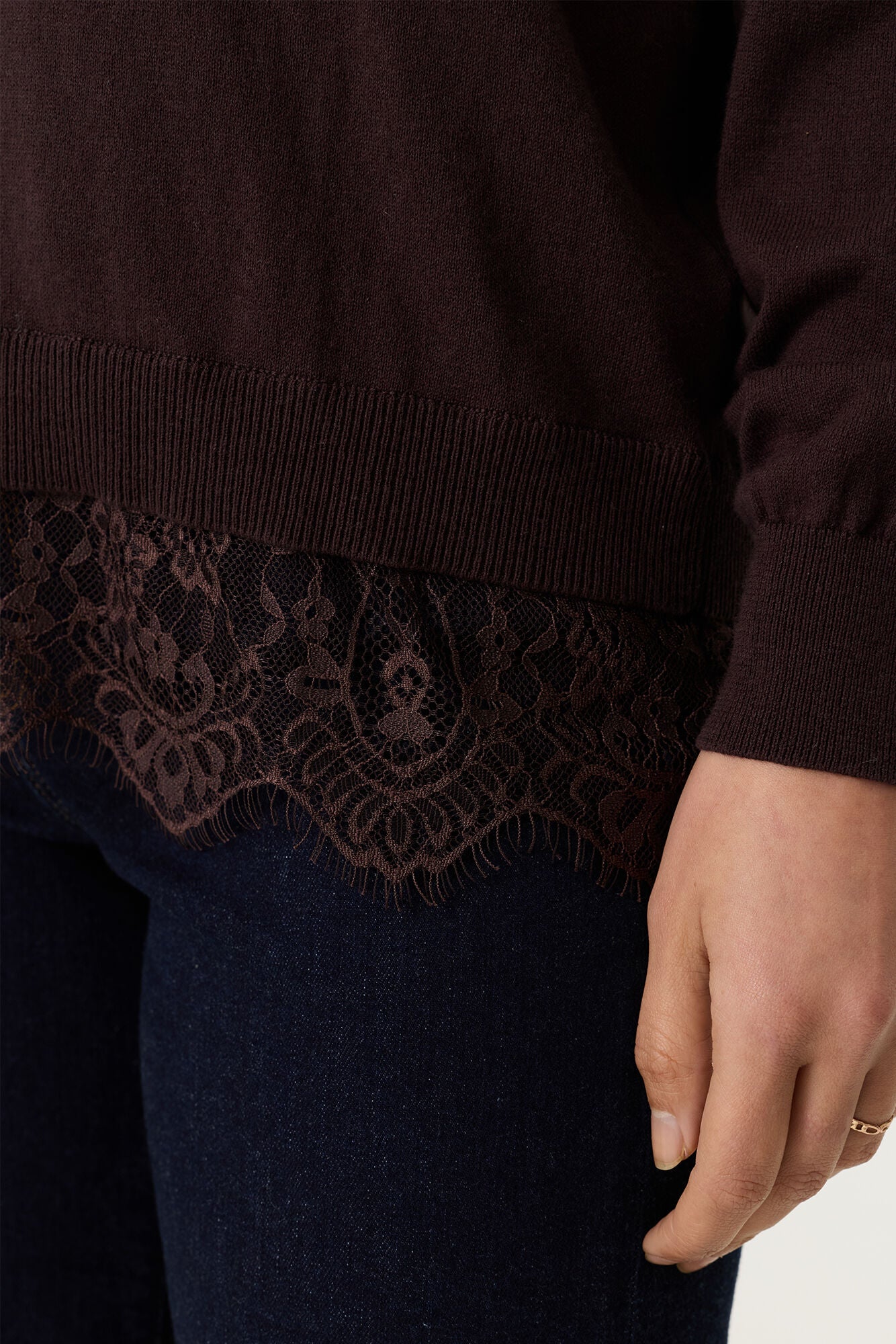 Pull à col en V brun chocolat ourlet dentelle