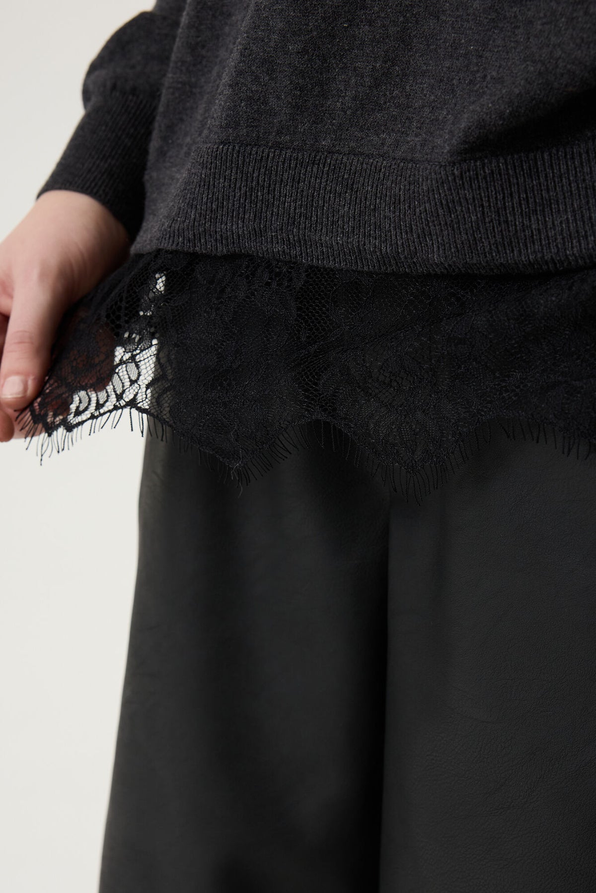 Pull anthracite à bordure en dentelle