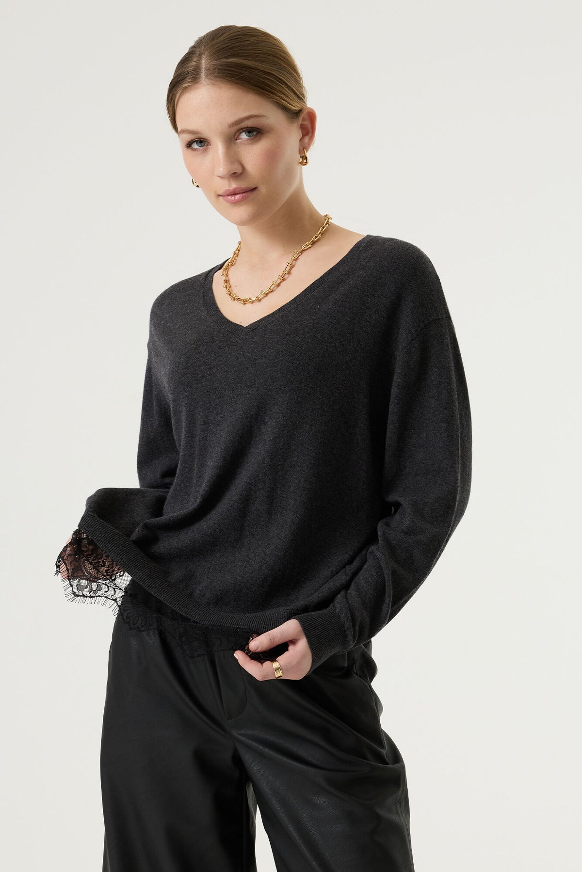 Pull anthracite à bordure en dentelle