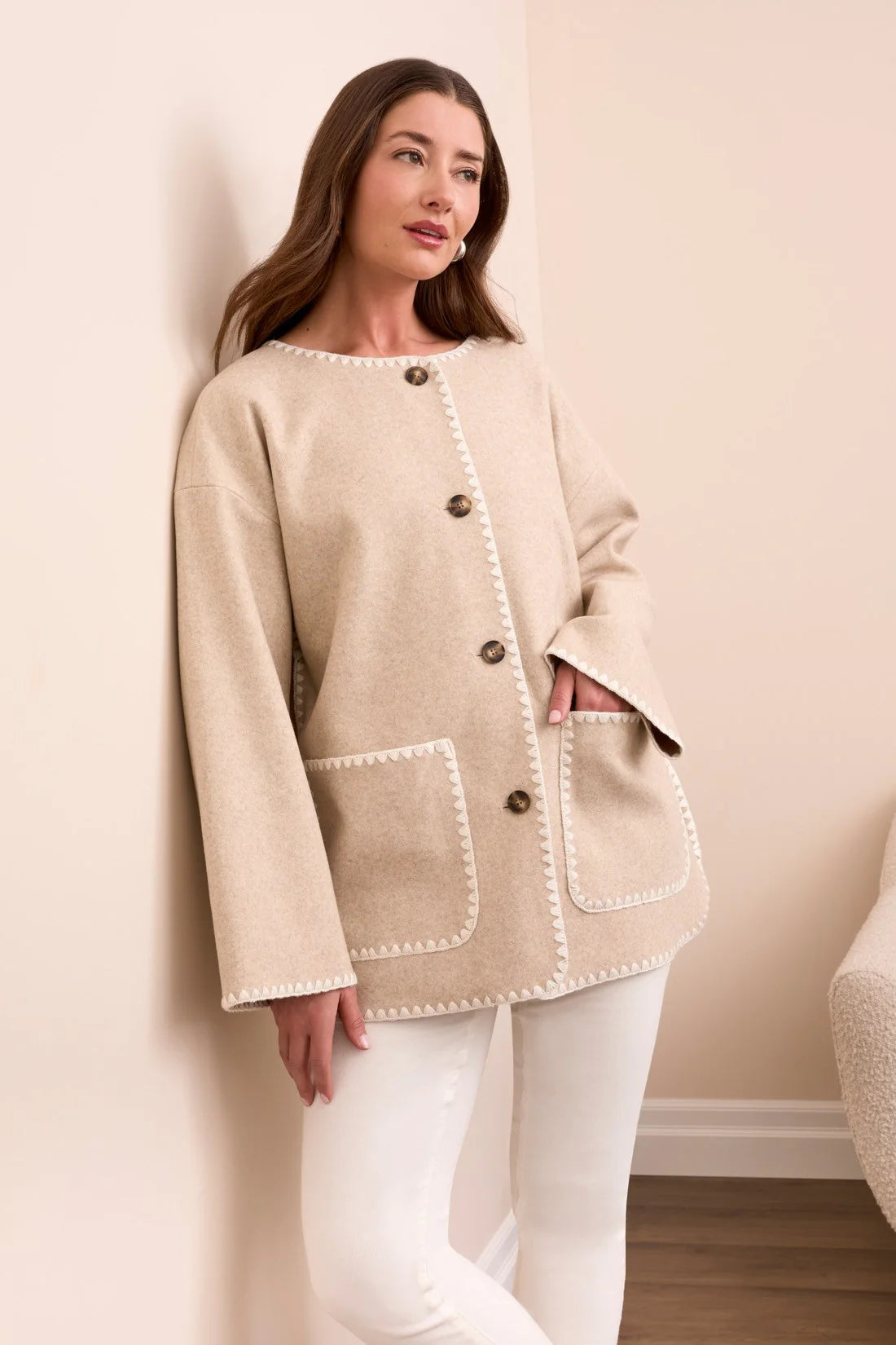 Manteau boutonné avec écharpe amovible